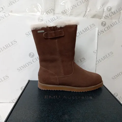 BOXED PAIR OF EMU ELECTRA WATERPROOF SUEDE BOOTS IN OAK/CHENE - SIZE W8/M8