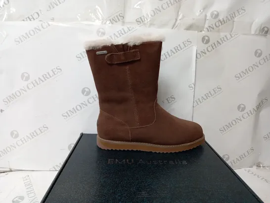 BOXED PAIR OF EMU ELECTRA WATERPROOF SUEDE BOOTS IN OAK/CHENE - SIZE W8/M8