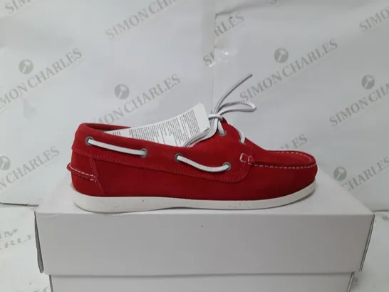 FIND MENS BOAT SHOE IN RED SIZE 7
