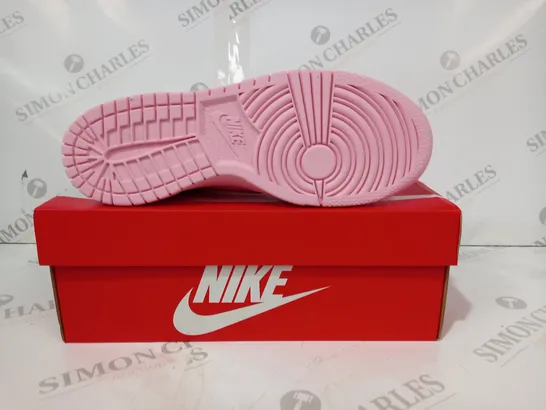 BOXED PAIR OF NIKE DUNK LOW TRAINERS IN PINK UK SIZE 5.5