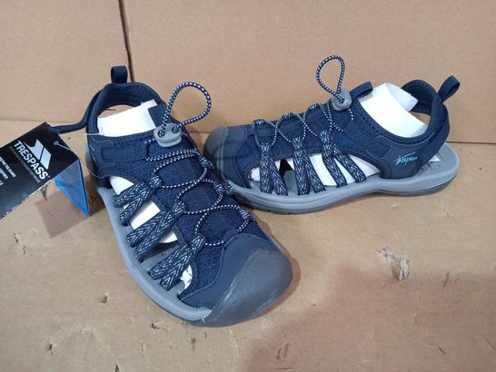 BOXED PAIR OF DESIGNER FOOTWEAR IN NAVY UK SIZE 5