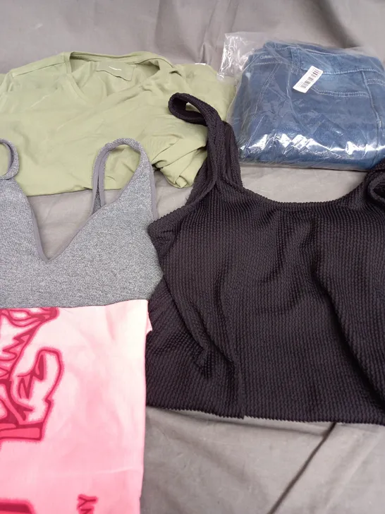 BOX OF APPROXIMATELY 25 ASSORTED CLOTHING ITEMS TO INCLUDE - BRA , SWIMSUIT , JEANS ETC