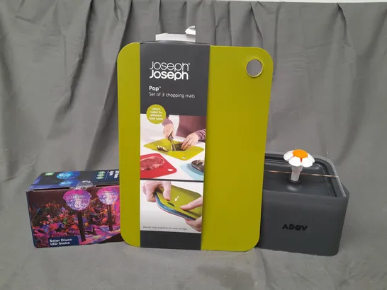 BOX OF APPROXIMATELY 20 ASSORTED HOUSEHOLD ITEMS TO INCLUDE SOLAR DISCO LED TAKE LIGHTS, SET OF 3 CHOPPING MATS, ETC