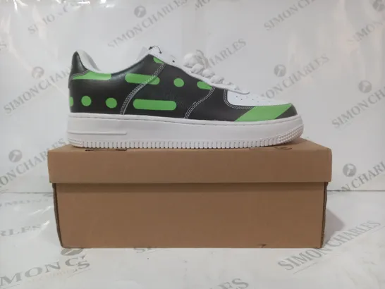 BOXED PAIR OF SHOE ZERO SAGE TRAINERS IN BLACK/GREEN/WHITE EU SIZE 43