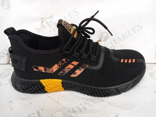 BOXED PAIR OF FASHIOIN SHOES IN BLACK/ORANGE EU SIZE 42