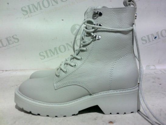 BOXED PAIR OF STEVE MADDEN BOOTS (LIGHT GREY, LEATHER), SIZE 4 UK