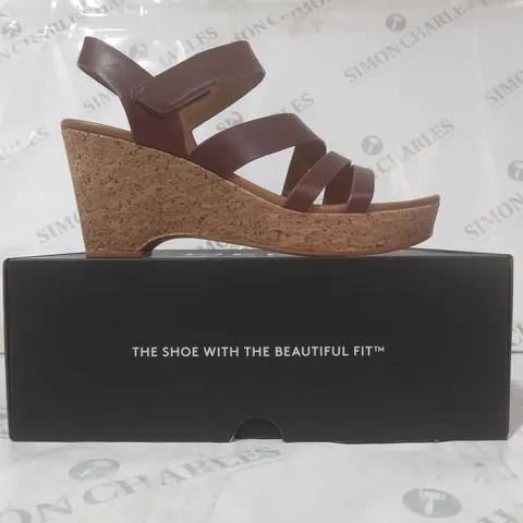 BOXED PAIR OF NATURALIZER OPEN TOE STRAPPY WEDGE SANDALS IN BROWN SIZE 7