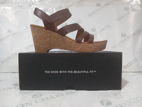 BOXED PAIR OF NATURALIZER OPEN TOE STRAPPY WEDGE SANDALS IN BROWN SIZE 7