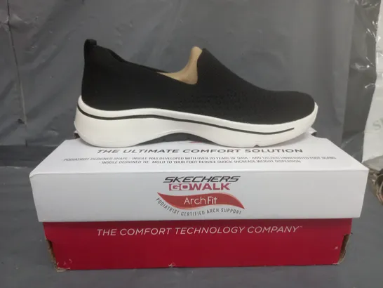 SKECHERS GO WALK TRAINERS BLACK SIZE 5