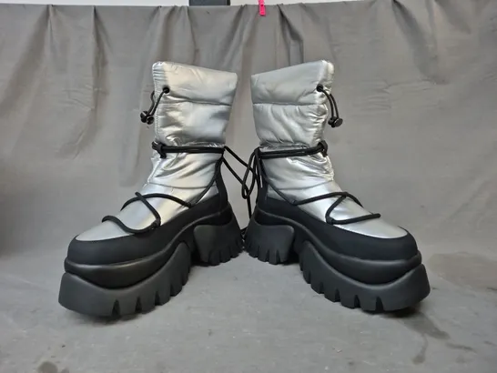 BOXED PAIR OF KOI A GLASS MIRAGE SNOW BOOTS IN STEEL SIZE 6