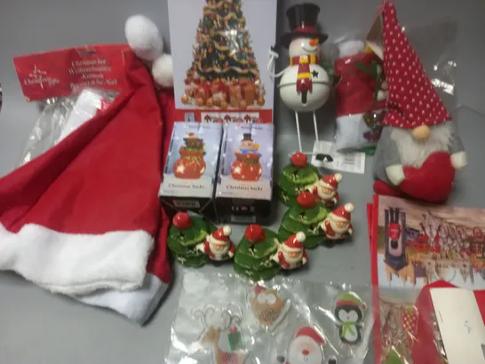 LOT OF ASSORTED SEASONAL ITEMS TO INCLUDE SEALED MEDIA PACK, LIGHT UP SACKS AND XMAS SACKS 