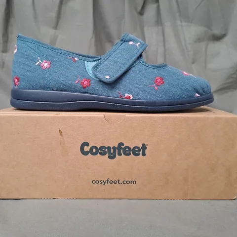 BOXED PAIR OF COSYFEET SLIPPERS IN DENIM W. PINK DAISY PATTERN UK SIZE 7