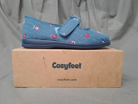 BOXED PAIR OF COSYFEET SLIPPERS IN DENIM W. PINK DAISY PATTERN UK SIZE 7