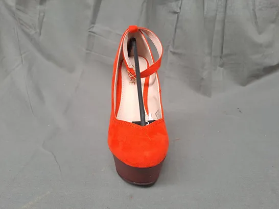 BOX OF APPROXIMATELY 10 PAIRS OF FIORE HIGH WOODEN PLATFORM SHOES IN ORANGE IN VARIOUS SIZES