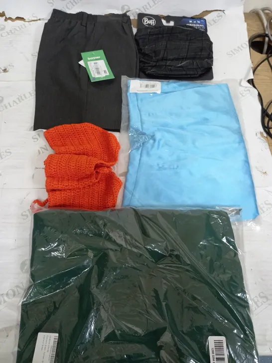 BOX OF APPROXIMATELY 22 ASSORTED CLOTHING ITEMS TO INCLUDE - SHORTS , DRESS , T-SHIRT ETC