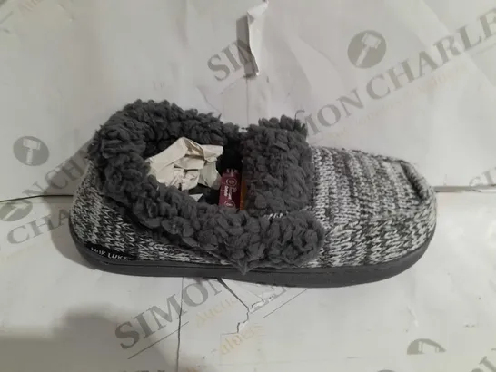 PAIR OF MUK LUKS ANAIS SLIPPERS - GREY MARL - UK SIZE 4