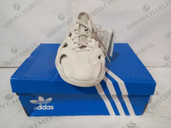 BOXED PAIR OF ADIDAS ADIFOM Q SHOES IN CREAM UK SIZE 5.5