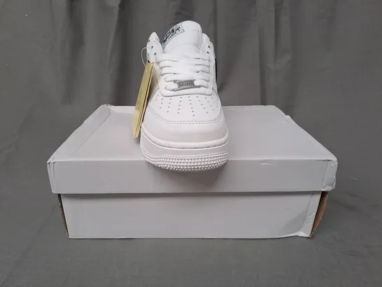 BOXED PAIR OF NIKE AIR FORCE 1 '07 SHOES IN WHITE/BLACK UK SIZE 5.5