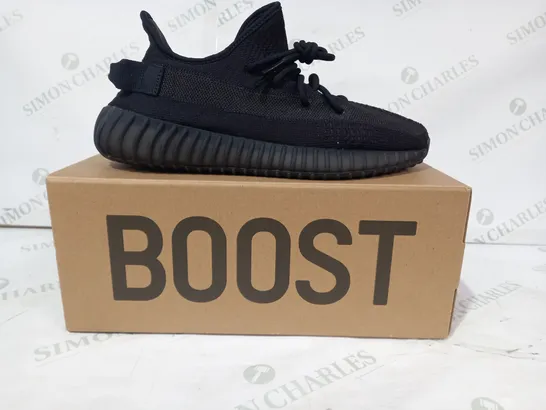 BOXED PAIR OF ADIDAS YEEZY BOOST 350 V2 SHOES IN BLACK UK SIZE 9.5