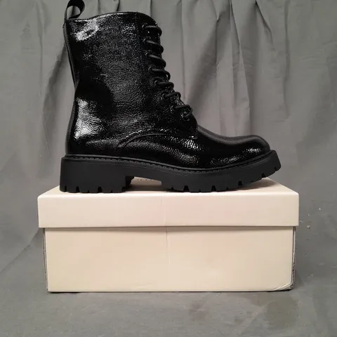 BOXED PAIR OF LA BOTTINE SOURIANTE CHUNKY PATENT LACE UP HIKER BOOTS IN BLACK EU SIZE 38