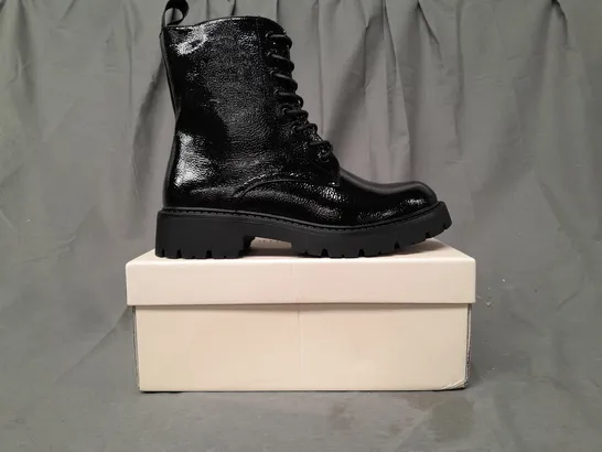 BOXED PAIR OF LA BOTTINE SOURIANTE CHUNKY PATENT LACE UP HIKER BOOTS IN BLACK EU SIZE 38