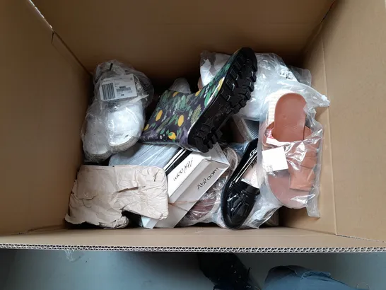 BOX OF APPROX 32 ASSORTED PAIRS OF SHOES TO INCLUDE - CYCLONE SPEED, COLUMBIA, ASICS ETC