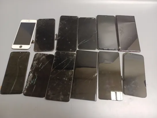 APPROXIMATELY 22 PHONE SCREENS FOR VARIOUS PHONES TO INCLUDE IPHONES AND SAMSUNGS