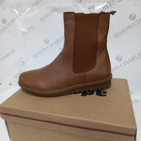 BOXED PAIR OF ADESSO BROWN BOOTS SIZE 4