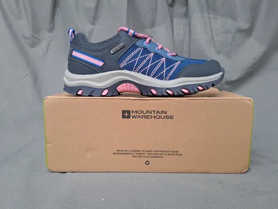 BOXED PAIR OF MOUNTAIN WAREHOUSE STAMPEDE KIDS WATERPROOF WALKING SHOES IN BLACK/BLUE/PINK UK SIZE 3