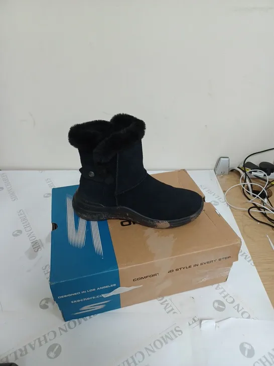 BOXED SKECHERS ON-THE-GO MIDTOWN CHILL BABY BOOTS, BLACK - SIZE 5 .5