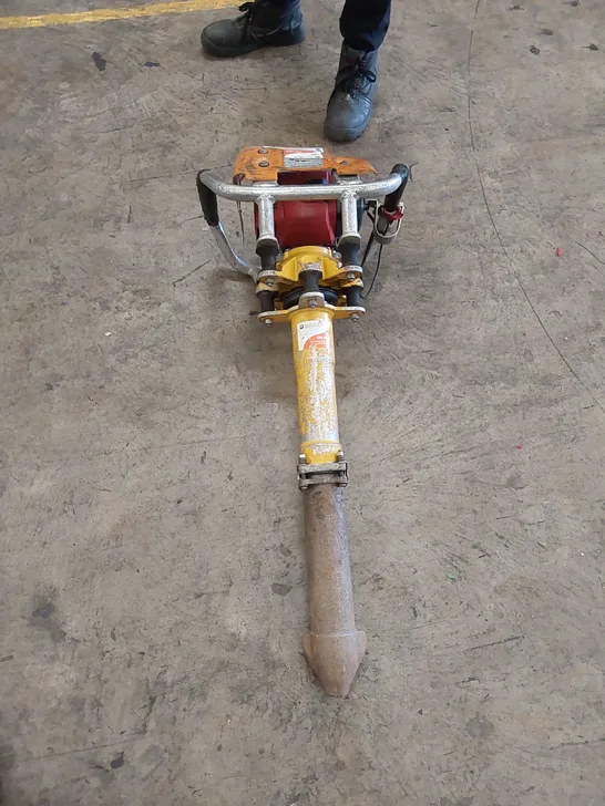 ROBEL 62.05 2 STROKE VERTICAL TAMPER - RAILWAY MAINTENANCE TOOL