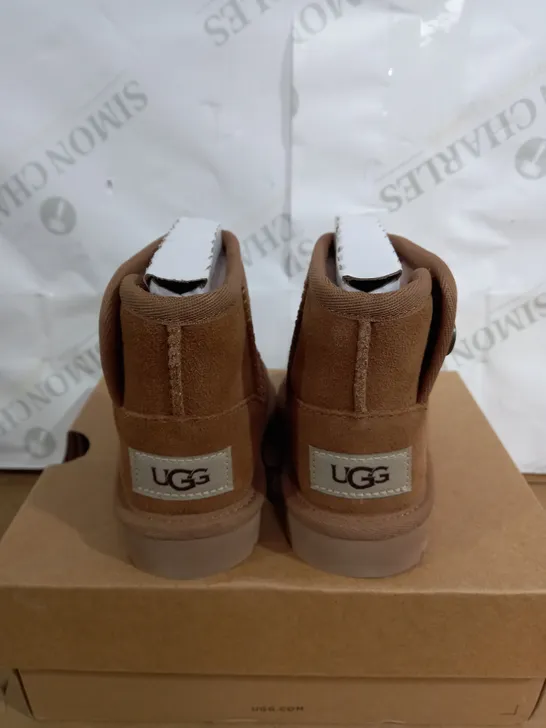 BOXED PAIR OF CHILDRENS BROWN UGG BOOTS SIZE 5