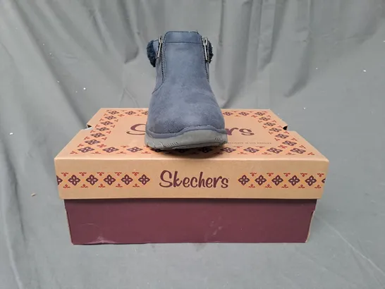 BOXED PAIR OF SKETCHERS EASY GOING BOOTS IN NAVY SIZE 3.5