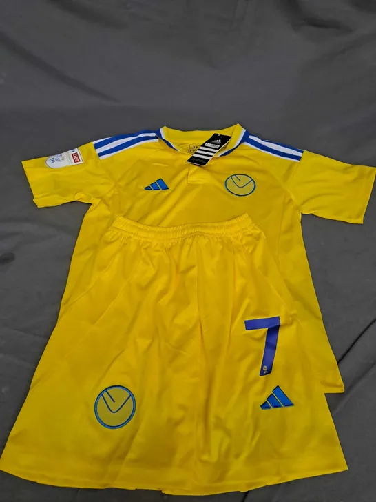 LEEDS UNITED AWAY SHIRT AND SHORTS WITH WILSON 7 SIZE 22