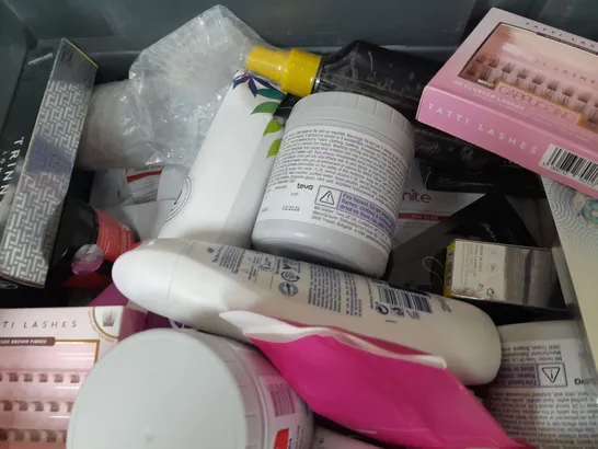 BOX OF APPROX 18 ASSORTED HEALTH AND BEAUTY ITEMS TO INCLUDE - ORAL B TOOTHBRUSH HEADS , SUDOCREM CREAM , TROPIC BODY WASH ETC