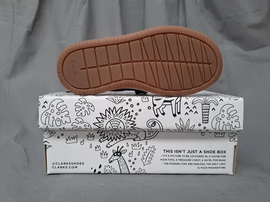 BOXED PAIR OF CLARKS FAWN FAMILY KIDS SHOES IN GREY UK SIZE 10.5