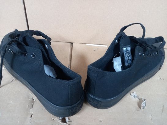 BOXED PAIR OF DESIGNER SHOES IN BLACK SIZE EU 38