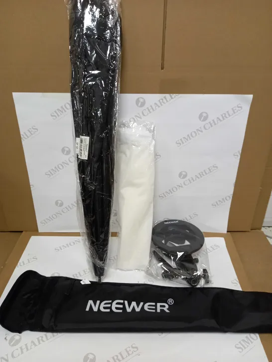 NEEWER 80CM SOFTBOX & NEEWER S-TYPE SPEEDLITE BRACKET 