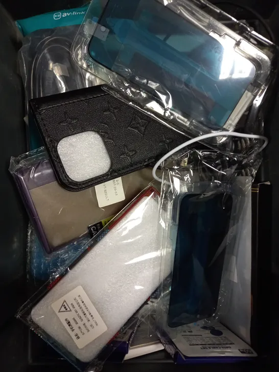 APPROXIMATELY 20 ASSORTED SMARTPHONE ACCESSORIES TO INCLUDE PROTECTIVE CASES, CHARGING CABLES, USB PLUGS ETC 