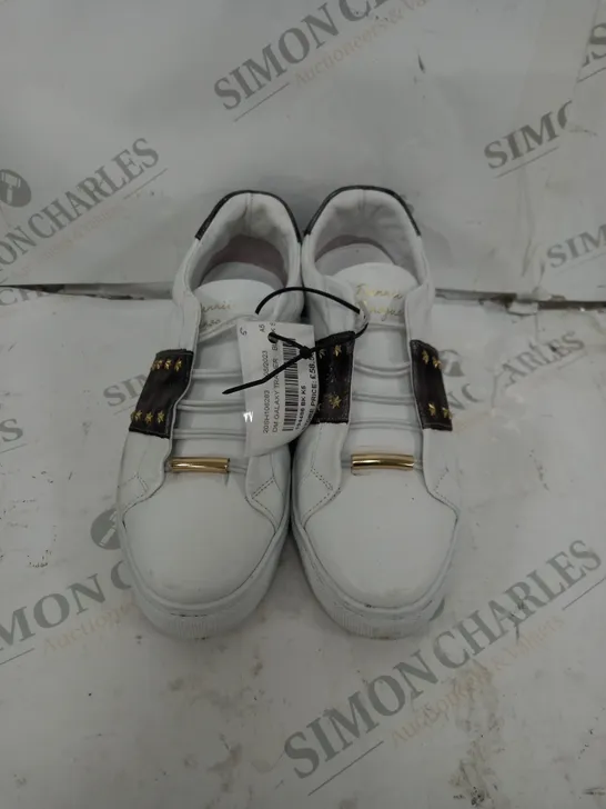 DANNII MINOGUE WHITE/BLACK LEATHER BUNGEE LACE TRAINER - SIZE 5