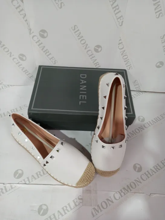 BOXED PAIR OF DANIEL WHITE SLIP ON SHOES SIZE 40