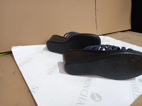 SKETCHERTS WITH MEMORY FOAM BLACK/BLUE SANDALS SIZE 6