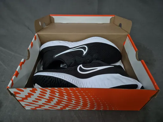 BOXED PAIR OF NIKE RENEW RUN 2 SHOES IN BLACK/WHITE UK SIZE 8.5