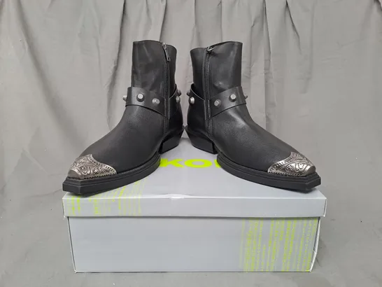 BOXED PAIR OF KOI SOUL RENDER COWBOY BOOTS IN BLACK/SILVER EFFECT UK SIZE 10