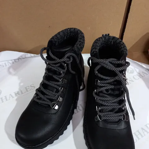 SIZE 3½ SKECHERS HIKING BOOT BLACK