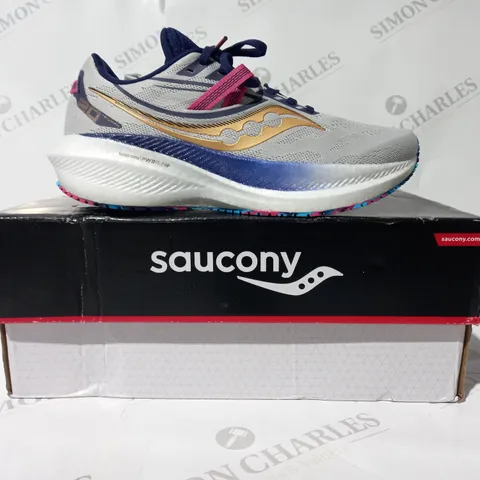 BOXED PAIR OF SAUCONY TRIUMPH 20 RUNNING SHOES IN GREY/MULTICOLOUR UK SIZE 7