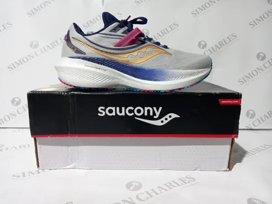 BOXED PAIR OF SAUCONY TRIUMPH 20 RUNNING SHOES IN GREY/MULTICOLOUR UK SIZE 7