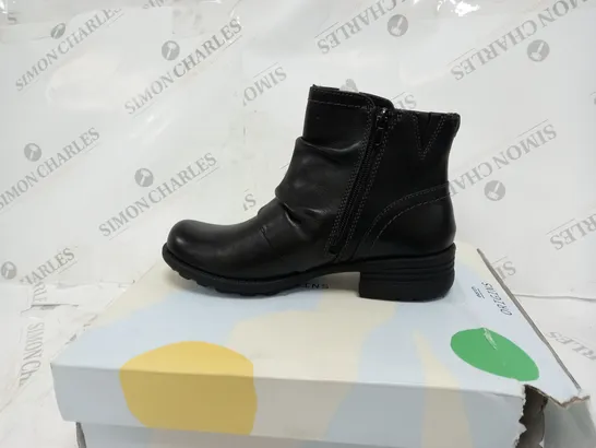 EARTH ORIGINS PHOENIX BOOT WITH BUCKLE SIZE 5