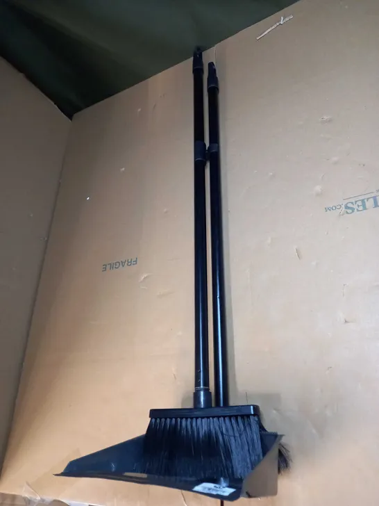 STAND UP DUSTPAN AND BRUSH 