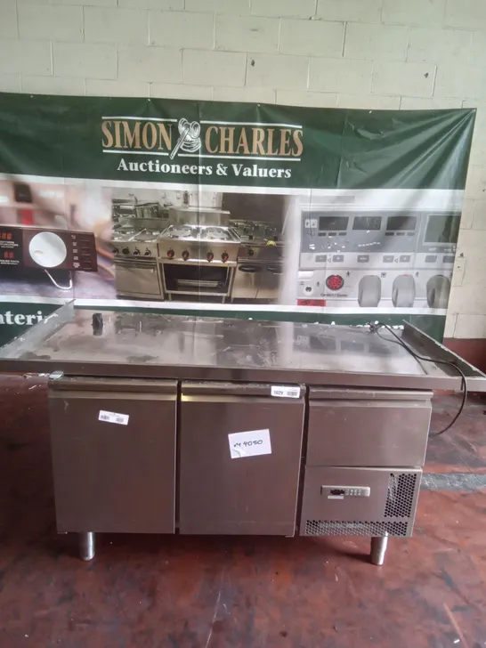 FOOD PREP STATION WITH UNDERCOUNTER FRIDGES 